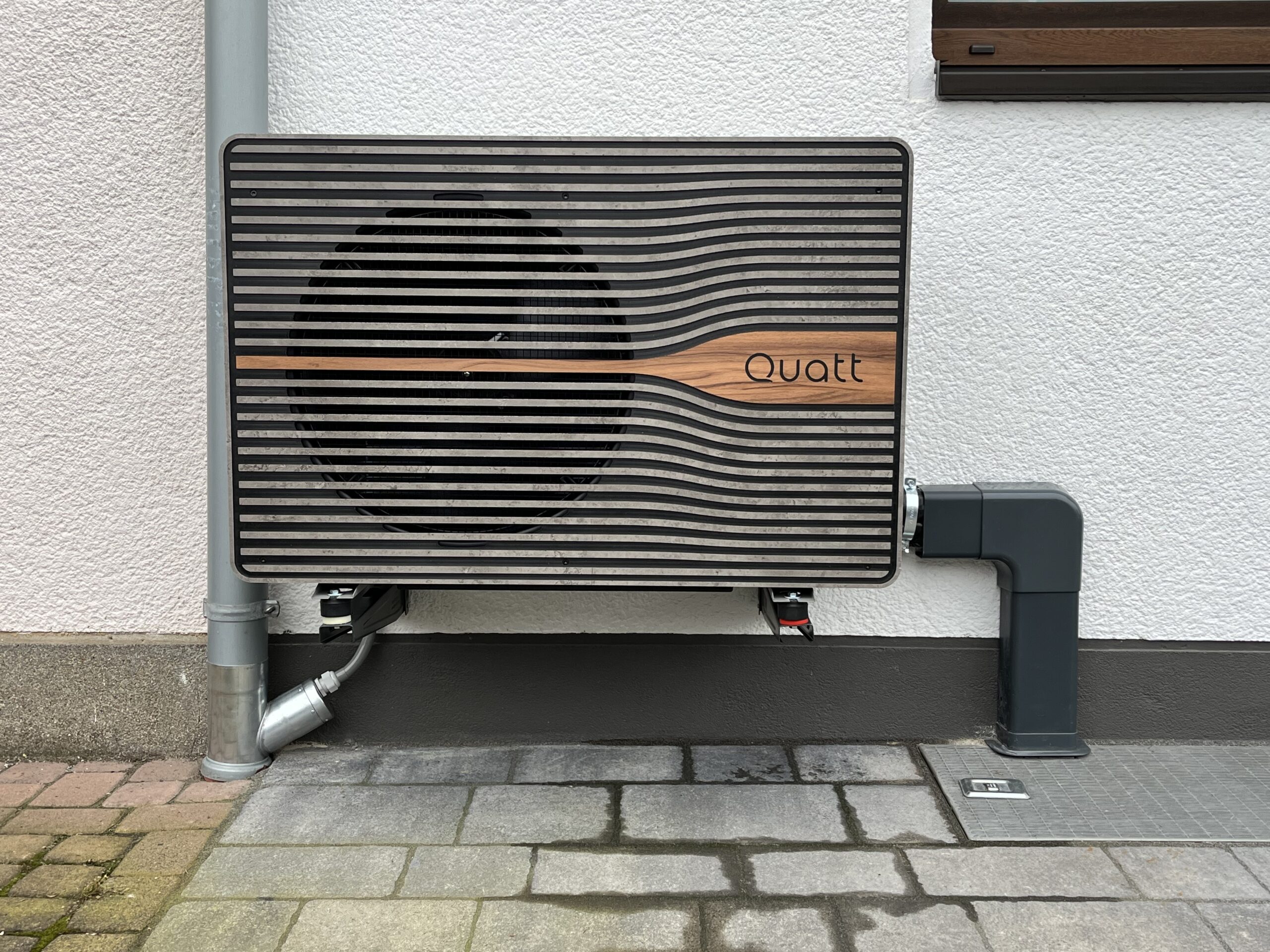 Quatt Hybrid Wärmepumpe im Außenbereich